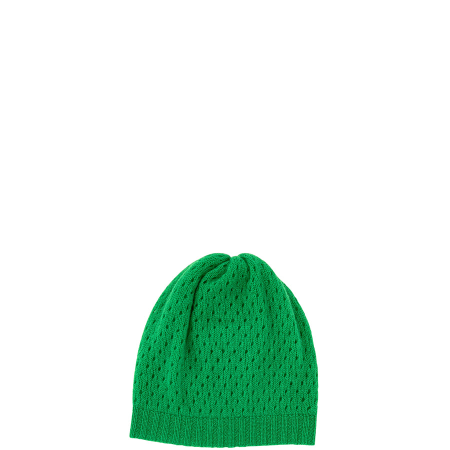 PETIT CALIN Leichte Kaschmirmütze mit Lochmuster in grün, Leichtes Kaschmir, Cashmere beanie with hole pattern in green, Damen Accessories, Kaschmir Accessories, Nachhaltige Kaschmirmode, Umweltfreundlich, Eco-friendly, Fair trade, Handmade, Handcrafted, Made in Germany, Organic, Zero waste, Fair fashion, Ethical fashion, Ethical luxury - Shop now - the wearness online-shop - Sustainable & Ethical luxury fashion