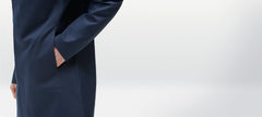AEANCE  Langer leichter Mantel  für Herren, regendichter Mantel  für Männer in schwarz, Atmungsaktiver Regenmantel  für Herren, fair hergestellter Mantel für Herren,  nachhaltige Sportmode Herren, made in Europe, fair, female empowerment, ecofriendly, shop now- the wearness online-shop