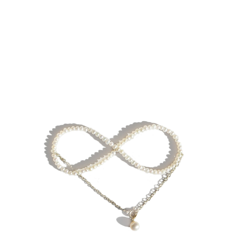 SASKIA DIEZ Goldenes Armband mit Infinity Symbol aus Süßwasser Perlen, Schmuck, Armband, Handmade, fair, Zero waste, recycled, female empowerment - the wearness online-shop 