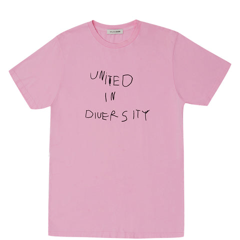 MALAIKARAISS T-shirt in pink, Biobaumwolle, T-Shirt aus Bio Baumwolle, pink, Damenoberbekleidung, Damenmode, nachhaltige Damenmode, sportliche faire Damenmode, Statement T- Shirt, fair fashion, handcrafted, female empowerment, fair, eco-friendly, shop now- the wearness onlineshop
