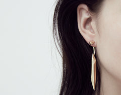XENIA BOUS Schlichte, diamantförmigen Ohrringe, sind handgefertigt aus goldfarbenem Messing, fair, nachhaltig, fair, nachhaltig