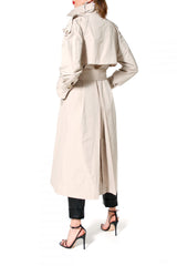 AGGI Zeitloser Trenchcoat aus Baumwolle in Beige, Trench Mantel, Trench, Midi-Langer Trenchcoat, Beige cotton trench coat, Jacken, Nachhaltige Mode, Damenmode, Fair fashion, Fair trade clothing, Made in Europe, Eco-friendly, Handcrafted - Shop now - the wearness online-shop - Sustainable & Ethical luxury fashion