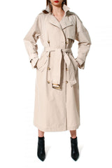 AGGI Zeitloser Trenchcoat aus Baumwolle in Beige, Trench Mantel, Trench, Midi-Langer Trenchcoat, Beige cotton trench coat, Jacken, Nachhaltige Mode, Damenmode, Fair fashion, Fair trade clothing, Made in Europe, Eco-friendly, Handcrafted - Shop now - the wearness online-shop - Sustainable & Ethical luxury fashion