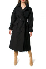 AGGI Zeitloser Trenchcoat aus Baumwolle in Schwarz, Trench Mantel, Trench, Midi-Langer Trenchcoat, Black cotton trench coat, Jacken, Nachhaltige Mode, Damenmode, Fair fashion, Fair trade clothing, Made in Europe, Eco-friendly, Handcrafted - Shop now - the wearness online-shop - Sustainable & Ethical luxury fashion
