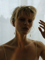 SASKIA DIEZ: Kurze Perlenohrringe aus Gold für Damen, handmade, fair, made in europe - the wearness online-shop 